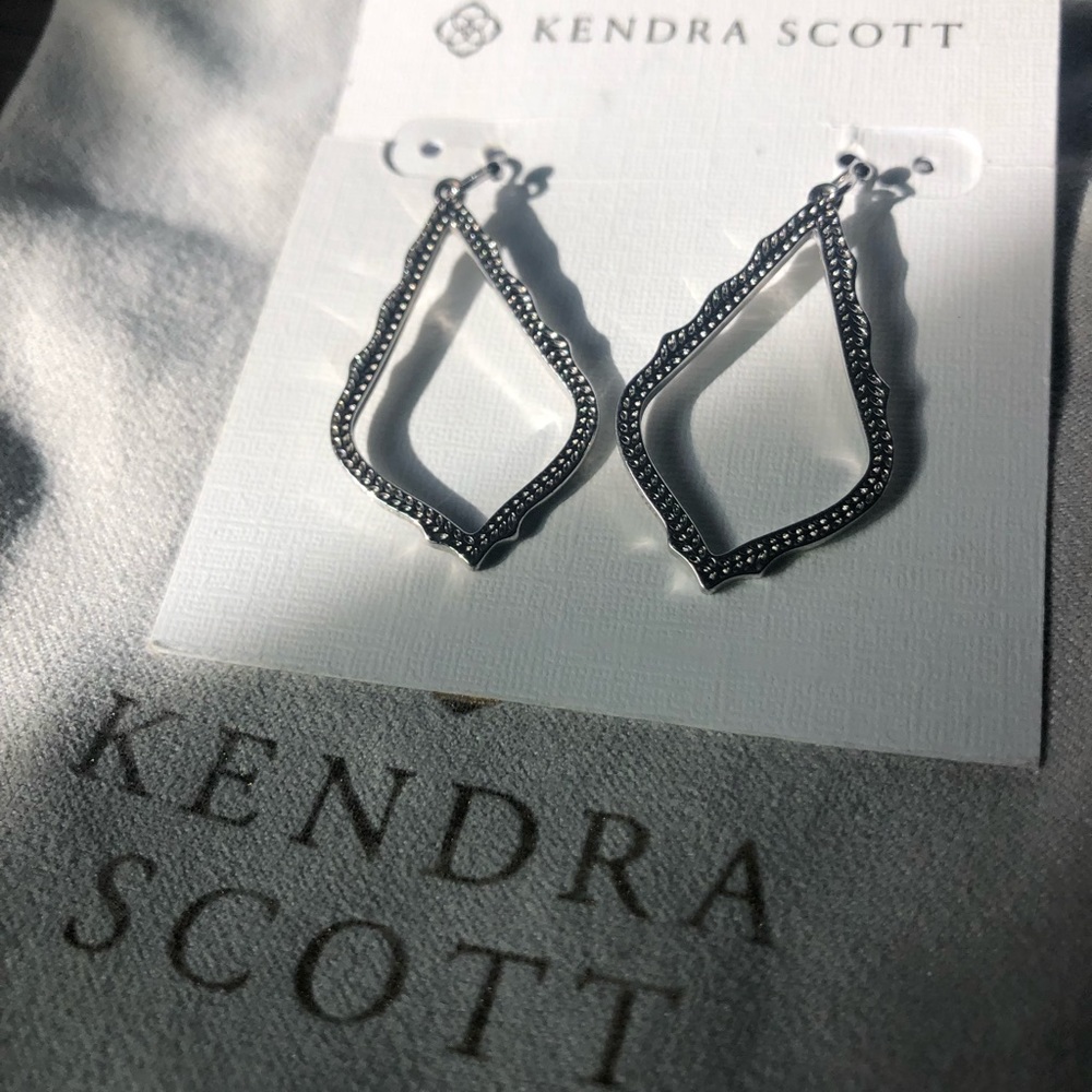 NWOT Kendra Scott Sophia earrings